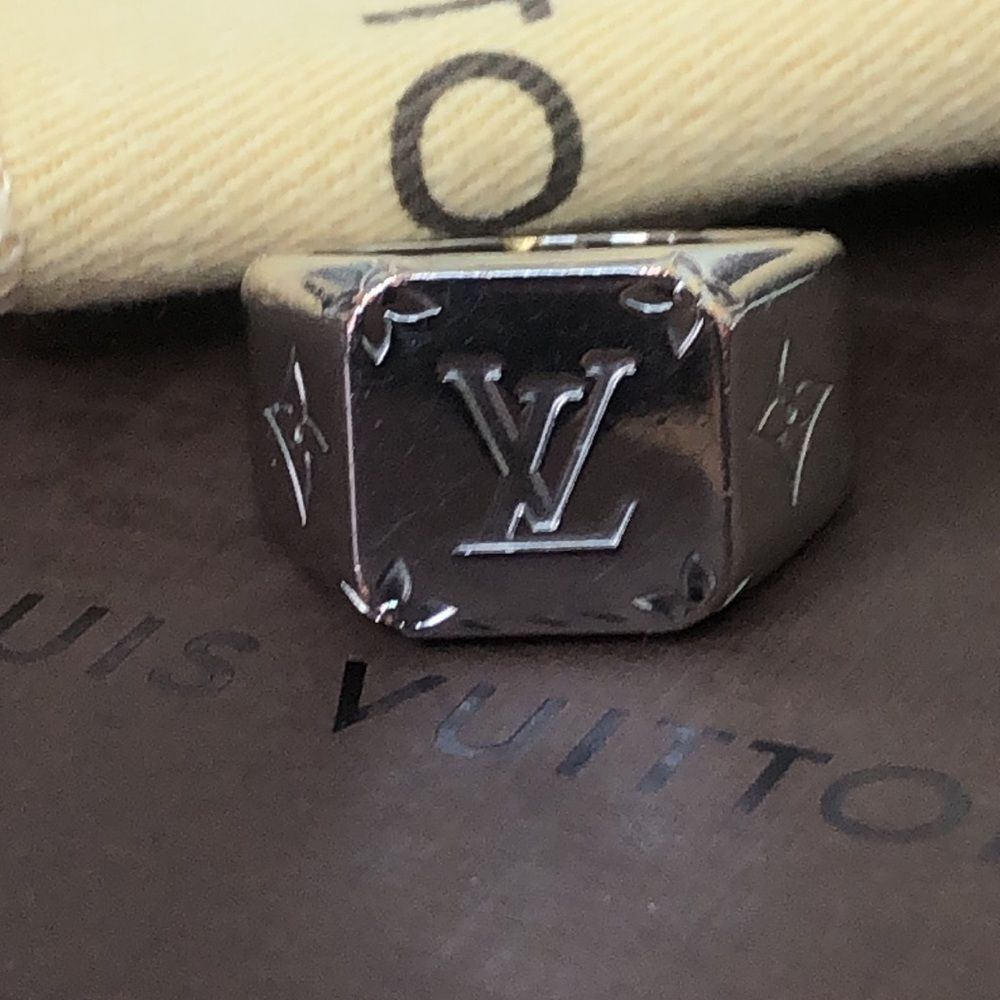 LOUIS VUITTON LV Monogram Silver Plated Signet Unisex Ring Sz 9 (US SIZE) - Picture 13 of 13